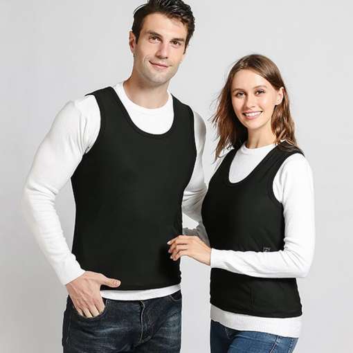 mees ja naine kannavad musta minimalistlikku soojendusega vesti valge särgi peal