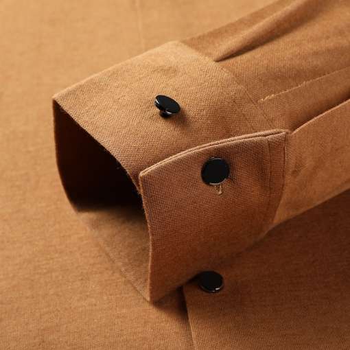 pruun triiksärgi varrukas mustade nööpidega