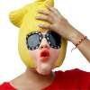 kollane parukas ja suured mustad prillid kandva inimese mask