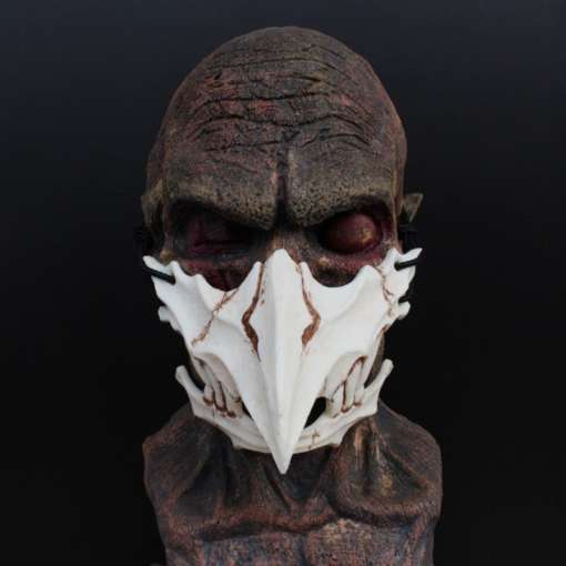tumedatooniline mask draakoniluude motiiviga