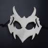 valge draakoniluude stiilis mask musta paelaga