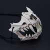 valge draakoniluude stiilis mask teravate hammastega mustal taustal