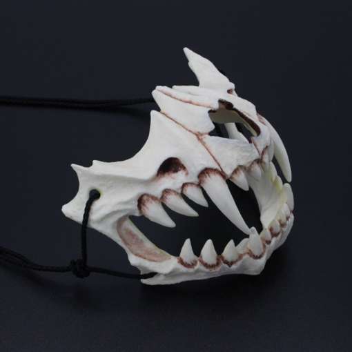 valge draakoniluude stiilis mask teravate hammastega mustal taustal