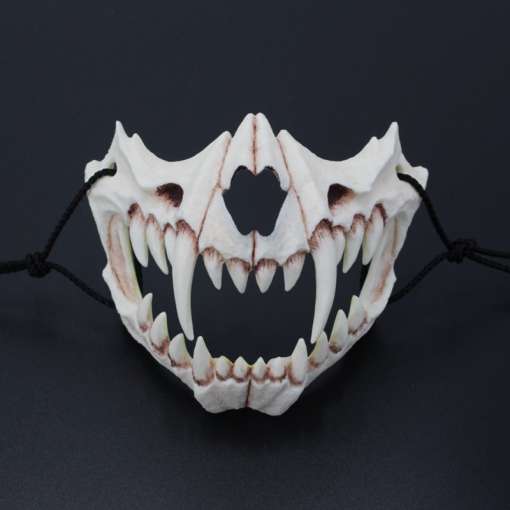 valge draakoni luudest inspireeritud mask teravate hammastega