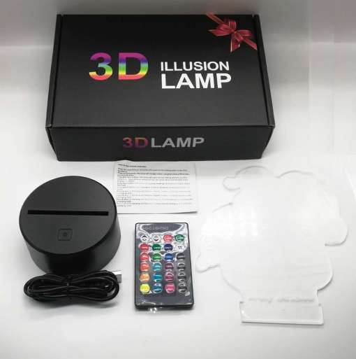 3D illusiooniga lampi komplekt, mis sisaldab musta alust, kaugjuhtimispulti ja jalgpalluri kujutisega akrüülplaati