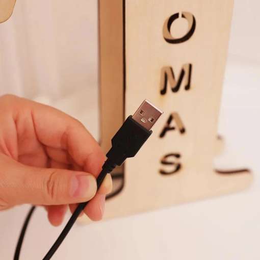 puust seinavalgusti, millel on nimi ja USB-kaabel
