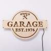 ümmargune puidust LED silt tekstiga 'Garage', millel on must juhe