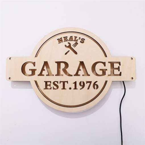 ümmargune puidust LED silt tekstiga 'Garage', millel on must juhe