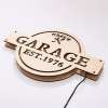 puust LED silt-lamp tekstiga 'garage est. 1976' ja juhtmega
