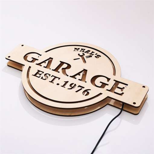 puust LED silt-lamp tekstiga 'garage est. 1976' ja juhtmega