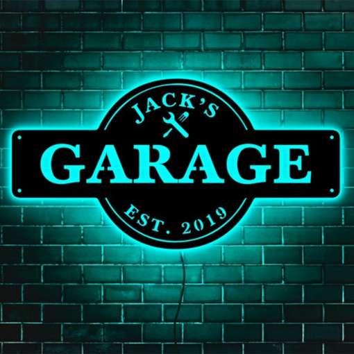 sinise valgusega LED silt mustal taustal, millel on kiri 'garage'