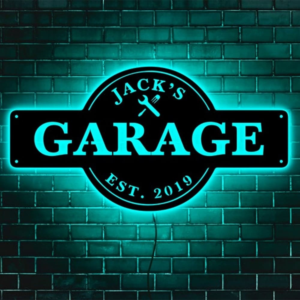 sinise valgusega LED silt mustal taustal, millel on kiri 'garage'