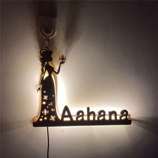 naisekujuline LED lamp, millel on nimi Aahana