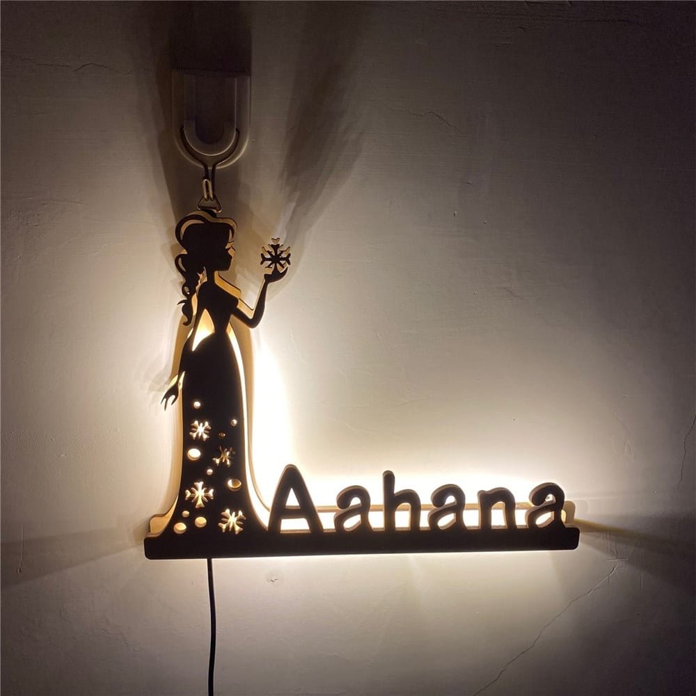 naisekujuline LED lamp, millel on nimi Aahana