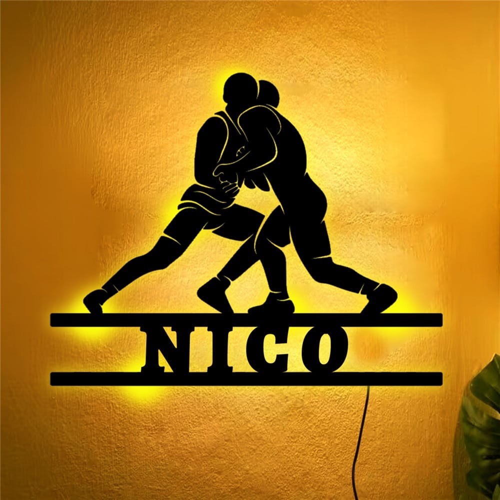 must siluett maadlejatest kollasel taustal, all nimi nico