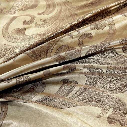 elegantse mustriga kuldne voodipesu komplekt lähedalt vaadatuna