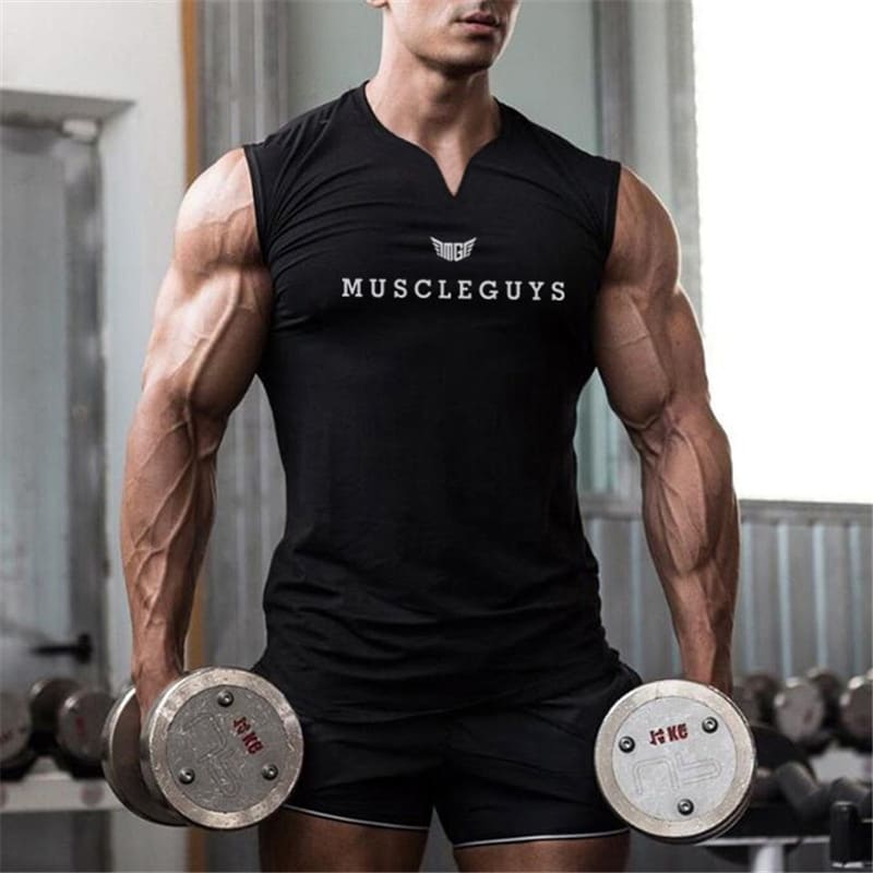 mees kannab musta varrukateta toppi kirjaga muscleguys ja hoiab hantleid