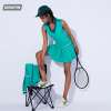 naine kannab rohelist kleiti ja jopet, hoiab tennisereketit