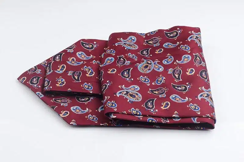 punane siidist kaelarätt paisley mustriga