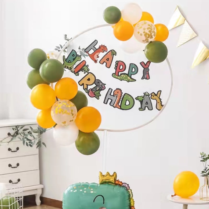 valge metallist alus, millel on värvilised õhupallid ja sildiga 'happy birthday'