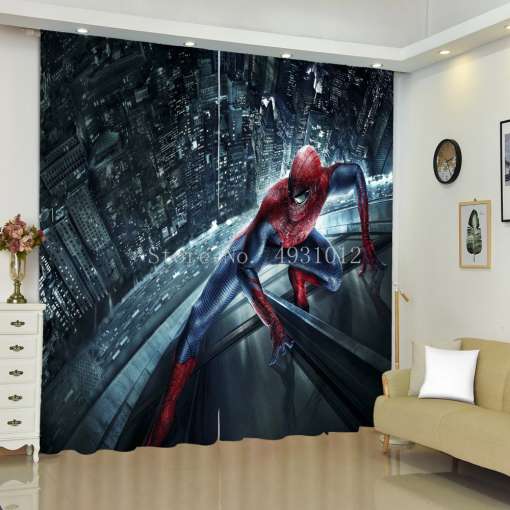 paksud kardinad spidermaniga, millel on öine linnavaade