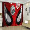 punased kardinad suure spidermani maski kujutisega elutoas