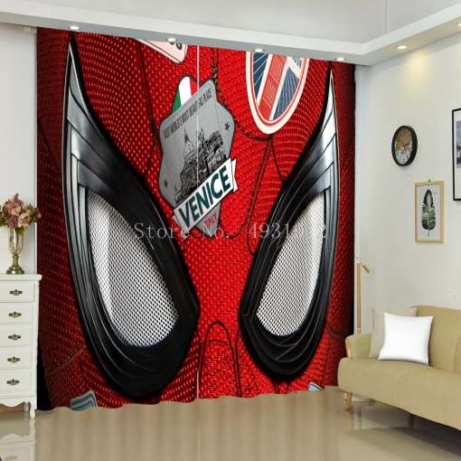 punased kardinad suure spidermani maski kujutisega elutoas