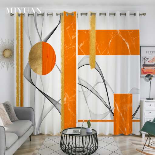 oranžide ja hallide mustritega modernsed kardinad elutoas