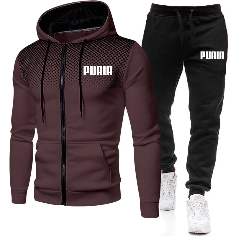 tume pusa kapuutsi ja lukuga ning mustad püksid valge logoga