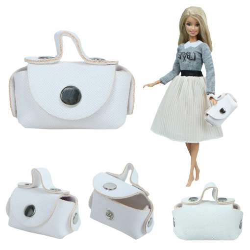 valged miniatuursed käekotid nukkudele, üks nukk hoiab kotti käes