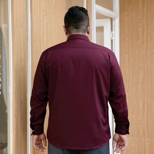 mees kannab tumepunast triiksärki, vaade tagant