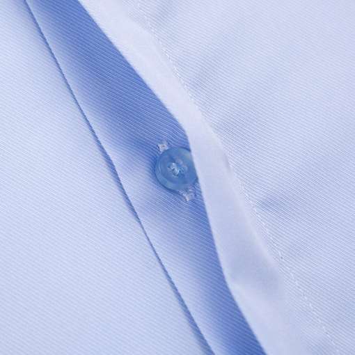 helesinine ühevärviline särk lähedalt vaadatuna, keskendudes nööbile ja kangale