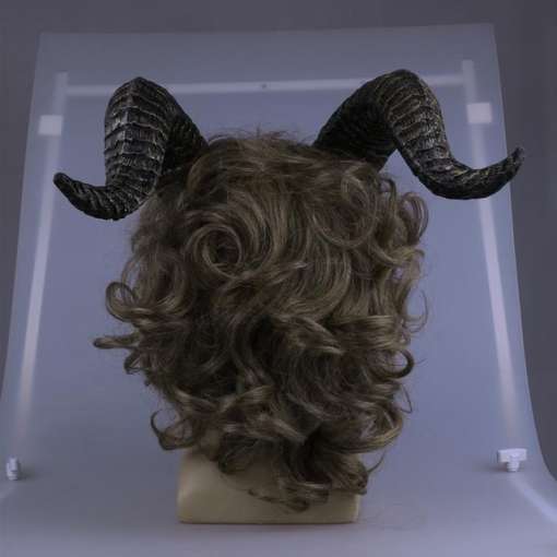 Pilt näitab pruuni, lokkis juustega ja musta varjundiga sarvi kandvat maski, mis on inspireeritud filmist 'Kaunitar ja koletis'. Mask asetatud neutraalsele valgele taustale.