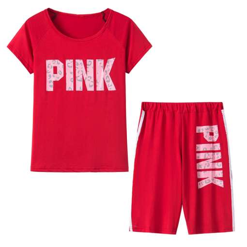punane lühike komplekt kirjaga pink, koosneb t-särgist ja lühikestest pükstest