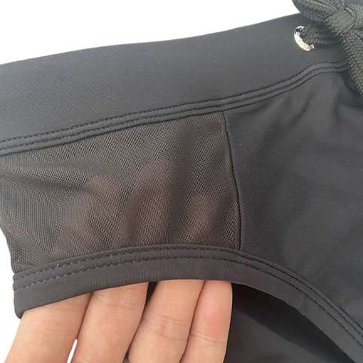 mustad meeste ujumispüksid, millel on võrkdetail ja nöörkinnitus