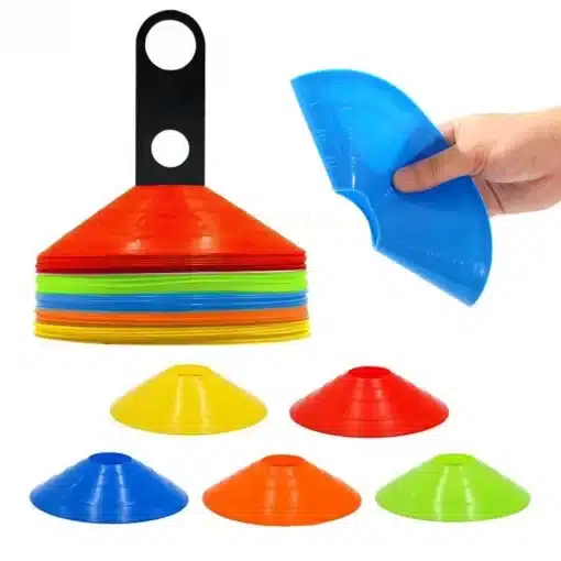 värvilised plastkoonused ja hoidik käes