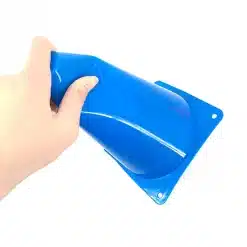 sinine plastist koonus, mida hoitakse käes