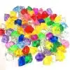 erinevates värvides läbipaistvad plastikkristallid valgel taustal