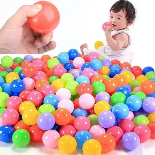 värvilised plastpallid ja laps mängimas