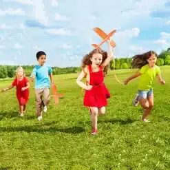 lapsed jooksevad murul oranžide lennukitega