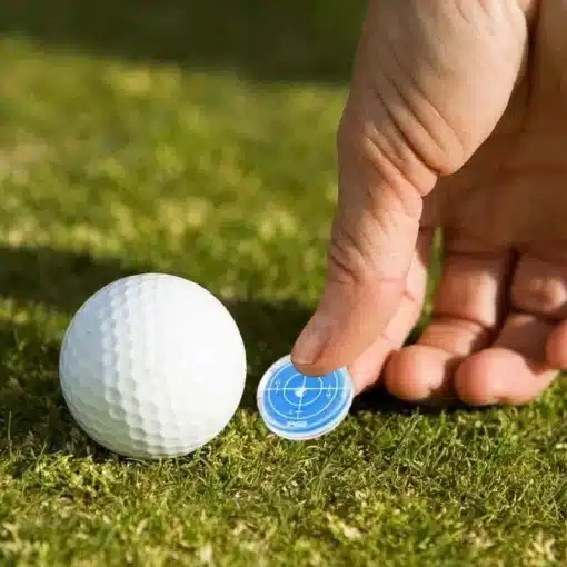 valge golfipall murul, kõrval sinise märgisega ketas
