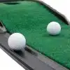 kaks valget golfipalli rohelisel kunstmurul
