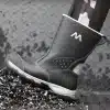 mustad veekindlad töösaapad metallilisel pinnal