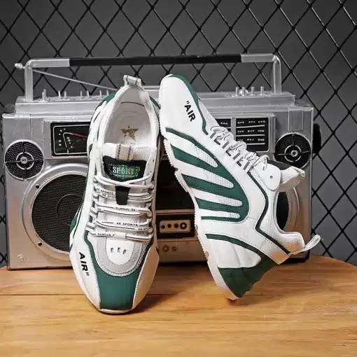 valged ja rohelised meeste tossud puidust laual, taustal retro boombox
