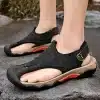 mustad nahast sandaalid jalas kivisel pinnal