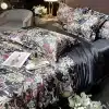 mustal voodil mustriline siidist voodipesukomplekt lilledega