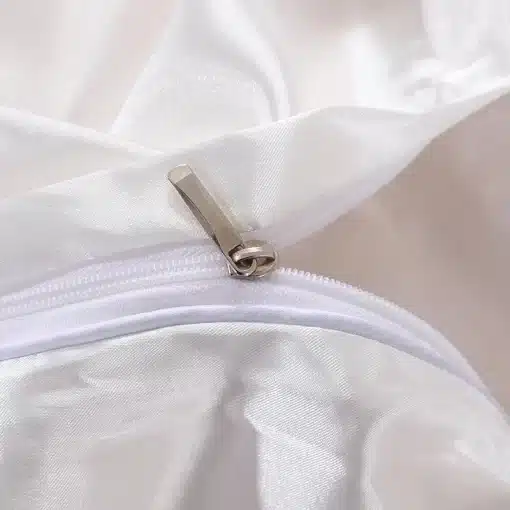 valge siidist voodipesu tõmblukuga detail