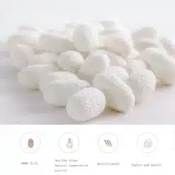 valged siidikookonid valgel taustal