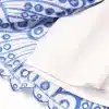 valge ja sinise mustriga volangidega kleidi detail