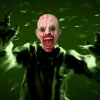 karjuva zombinäoga mask, millel on avatud suu ja punased veenid